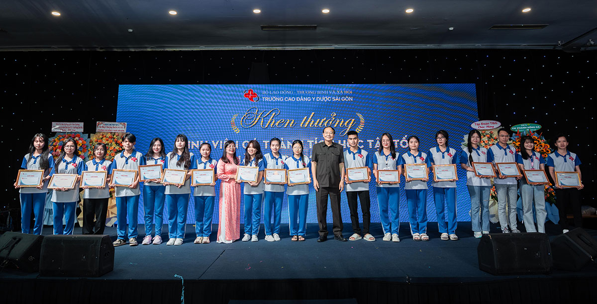 Trao tặng bằng khen cho sinh viên đạt thành tích học tập tốt năm học 2023 – 2024