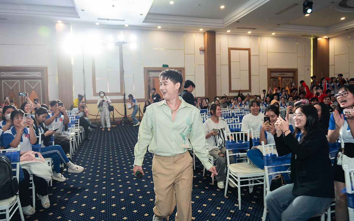 Ca sĩ Thanh Duy trong buổi lễ khai giảng năm học mới