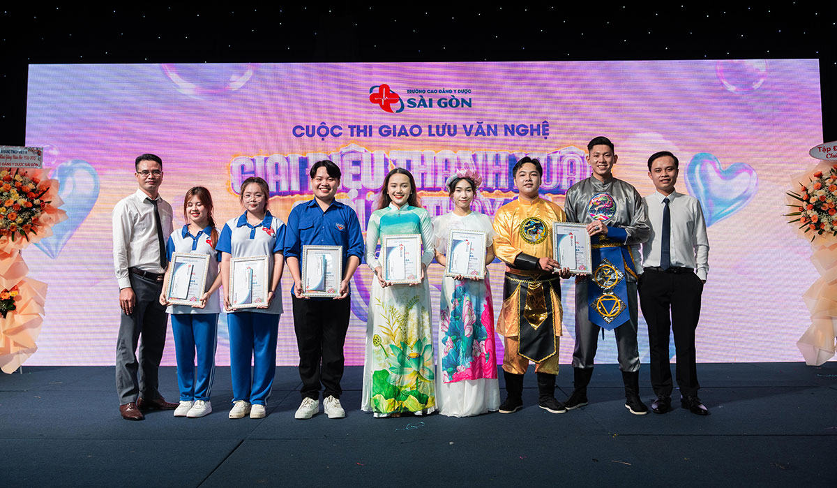 Đại diện nhà trường trao giải và khen thưởng cho các cá nhân, tập thể 