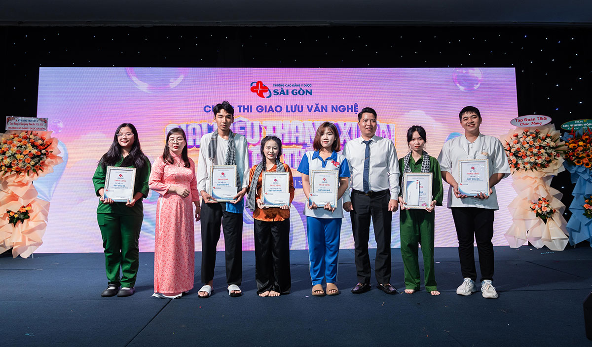 Cô Th.S Nguyễn Thị Nhàn và Thầy Nguyễn Văn Phương trao giải thưởng cho các tiết mục đạt giải cao