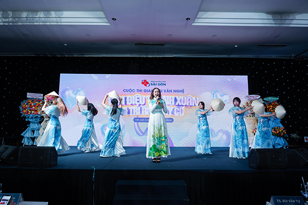 Khánh Huyền với tiết mục hát Việt Nam trong tôi là 