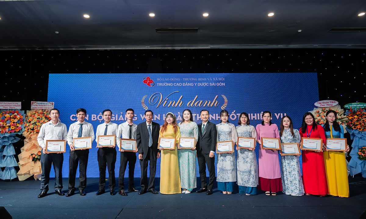 TS Bùi văn Tự - Chủ tịch HĐQT trao bằng khen cho thầy cô