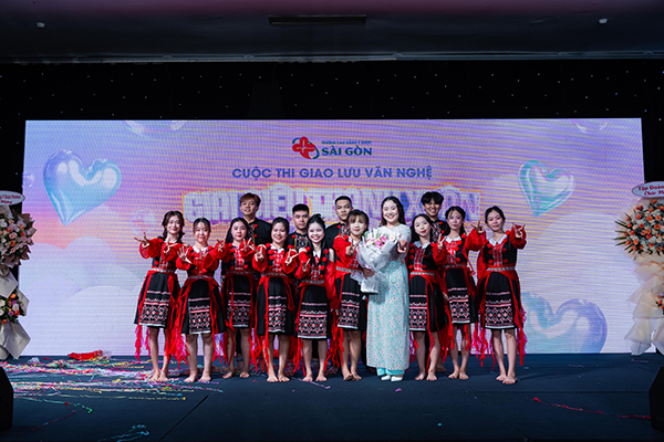 Tiết mục múa "Đi giữa trời rực rỡ"