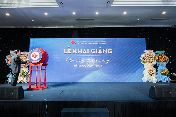 PGS TS Nguyễn Mạnh Hùng – Hiệu trưởng Nhà Trường đánh trống khai giảng
