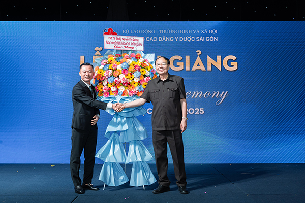 PGS. TS. BS Nguyễn Văn Cường – Phó Cục trưởng Cục hành chính Quản trị II – Văn phòng chính phủ tặng hoa Nhà trường