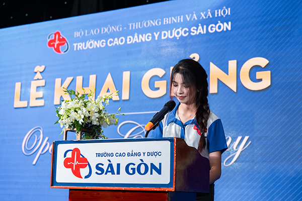 Tân sinh viên Nguyễn Thị Yến Nhi phát biểu cảm xúc tại buổi lễ