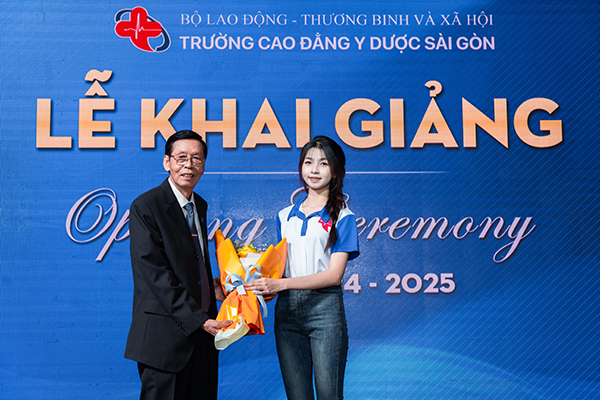 Tân sinh viên tặng hoa tri ân thầy cô