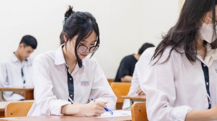 Đề thi thử tốt nghiệp THPT môn Văn năm 2025 trường Hàm Rồng