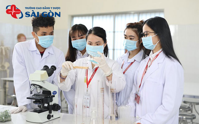 Học Cao đẳng Dược có khó không? Những khó khăn khi theo ngành?